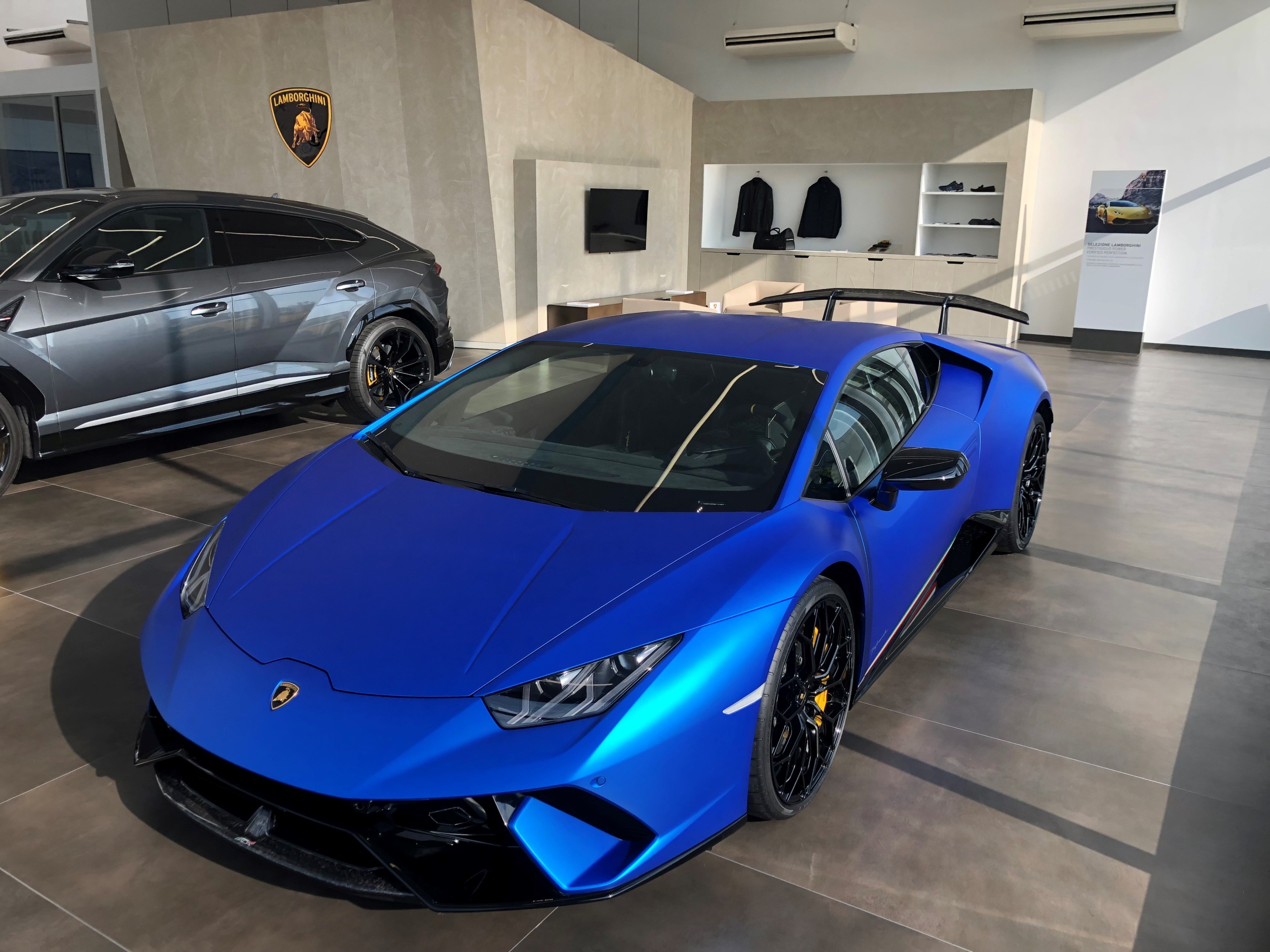 Foto 2 di Lamborghini Lyon