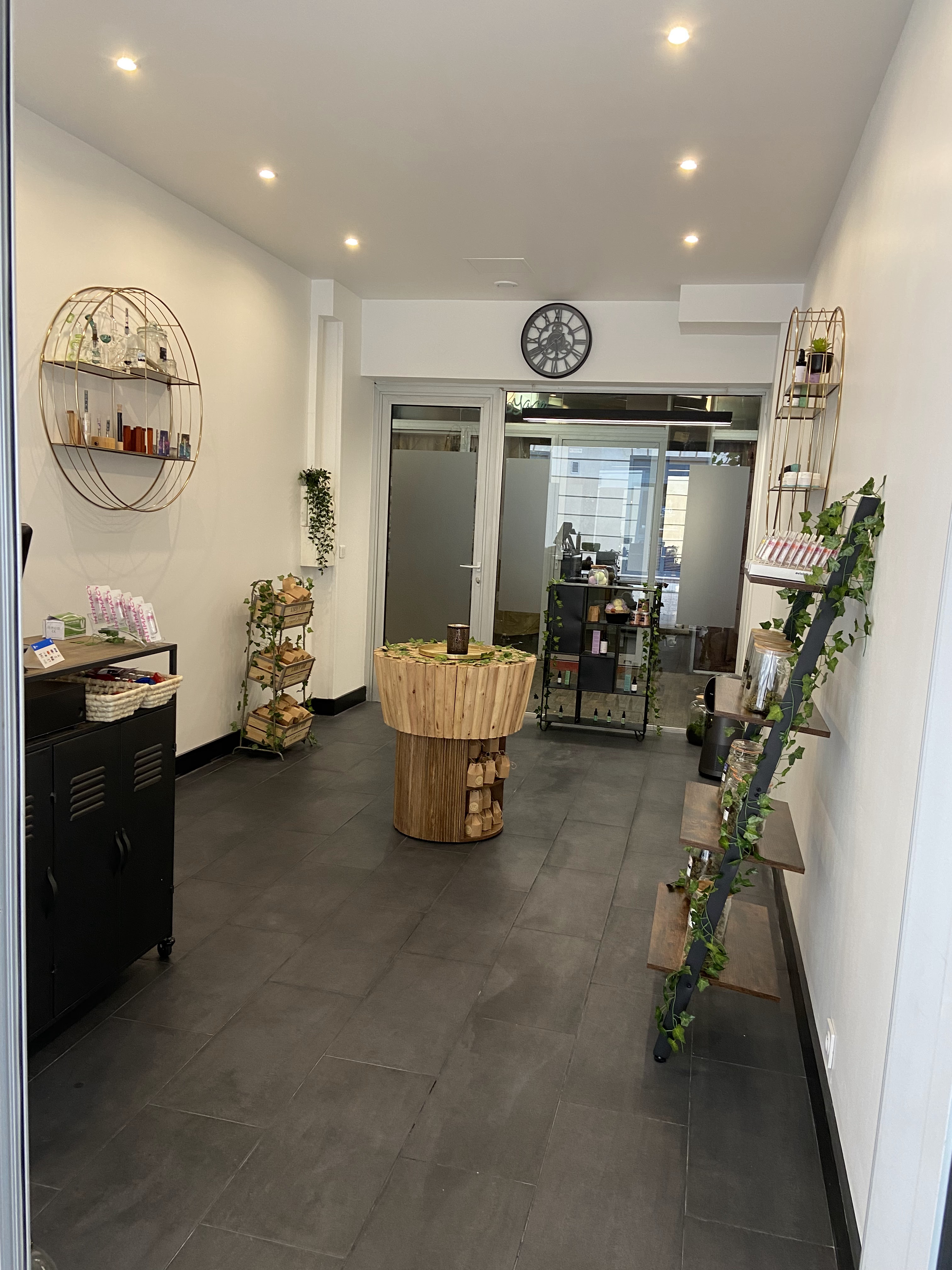 Photo 4 of OZK SHOP - CBD Paris 15 Concept Store